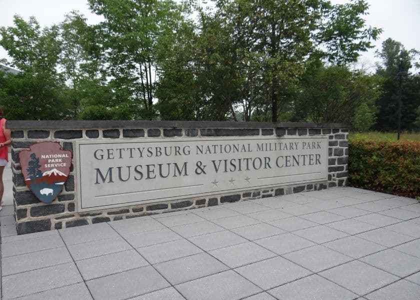 gettysburg national military park museum and visitor center entrance sign at gettysburg battlefield